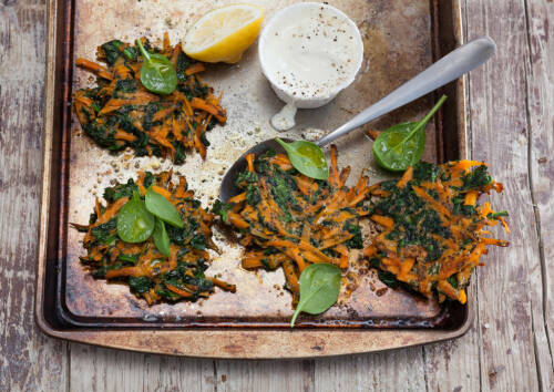 Leichte Möhren-Spinat-Puffer mit Zitronen-Dip sind ein knuspriger Sommergenuss.