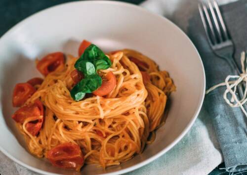 Beim Abnehmen musst du auf Pasta nicht verzichten. Diese hier kommt in der vegetarischen Variante mit leckeren Kirschtomaten und frischem Basilikum daher.