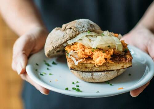 Frühstück kann auch mal herzhaft sein. Die Tofu-Karotten-Semmel sättigt und ist einfach zu transportieren, sie eignet sich daher ideal für Spät-Frühstücker und als Büroessen.
