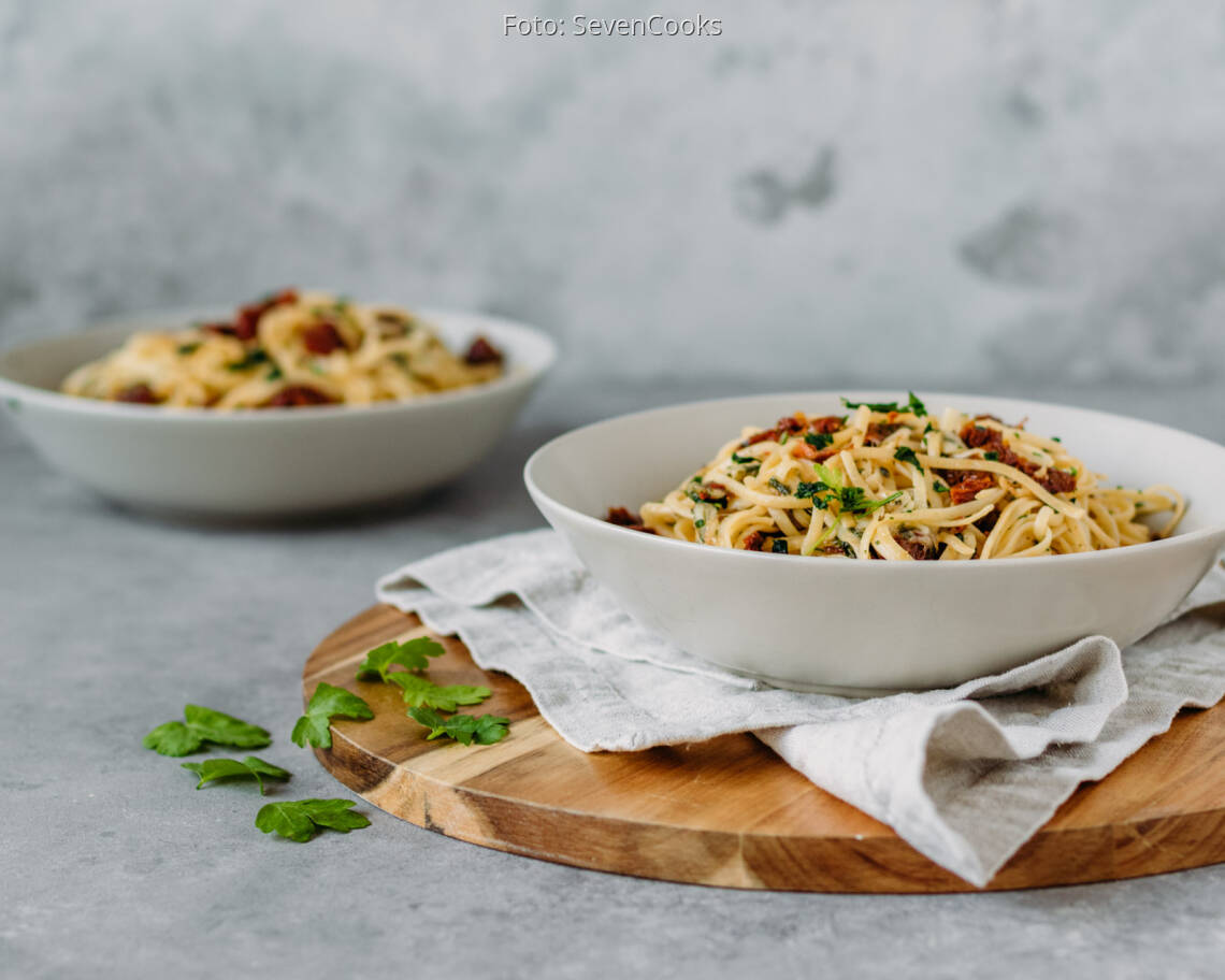 Vegetarisches Gericht: Pasta mit getrockneten Tomaten und Mozzarella 2