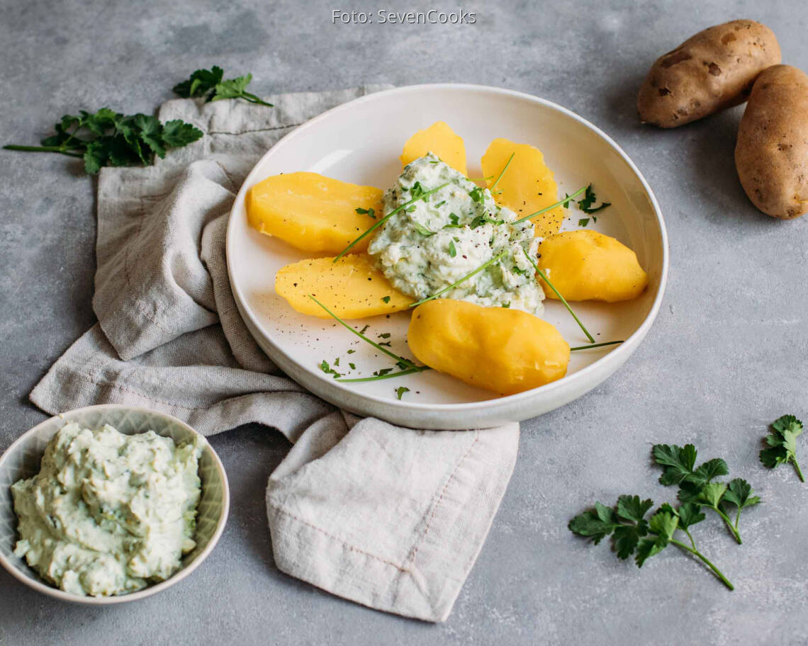 Vegetarisches Gericht: Pellkartoffeln mit Avocado-Kräuter-Quark 1
