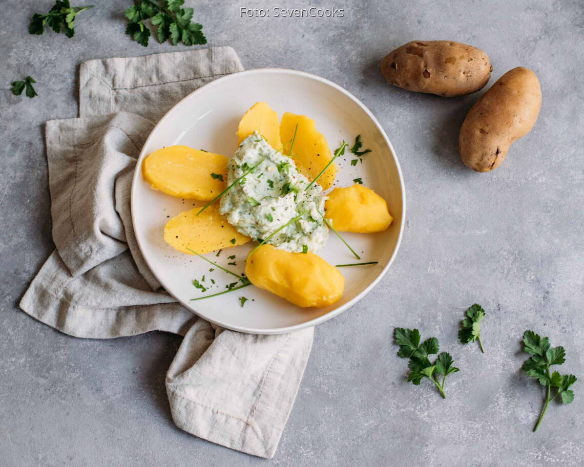 Vegetarisches Gericht: Pellkartoffeln mit Avocado-Kräuter-Quark 2