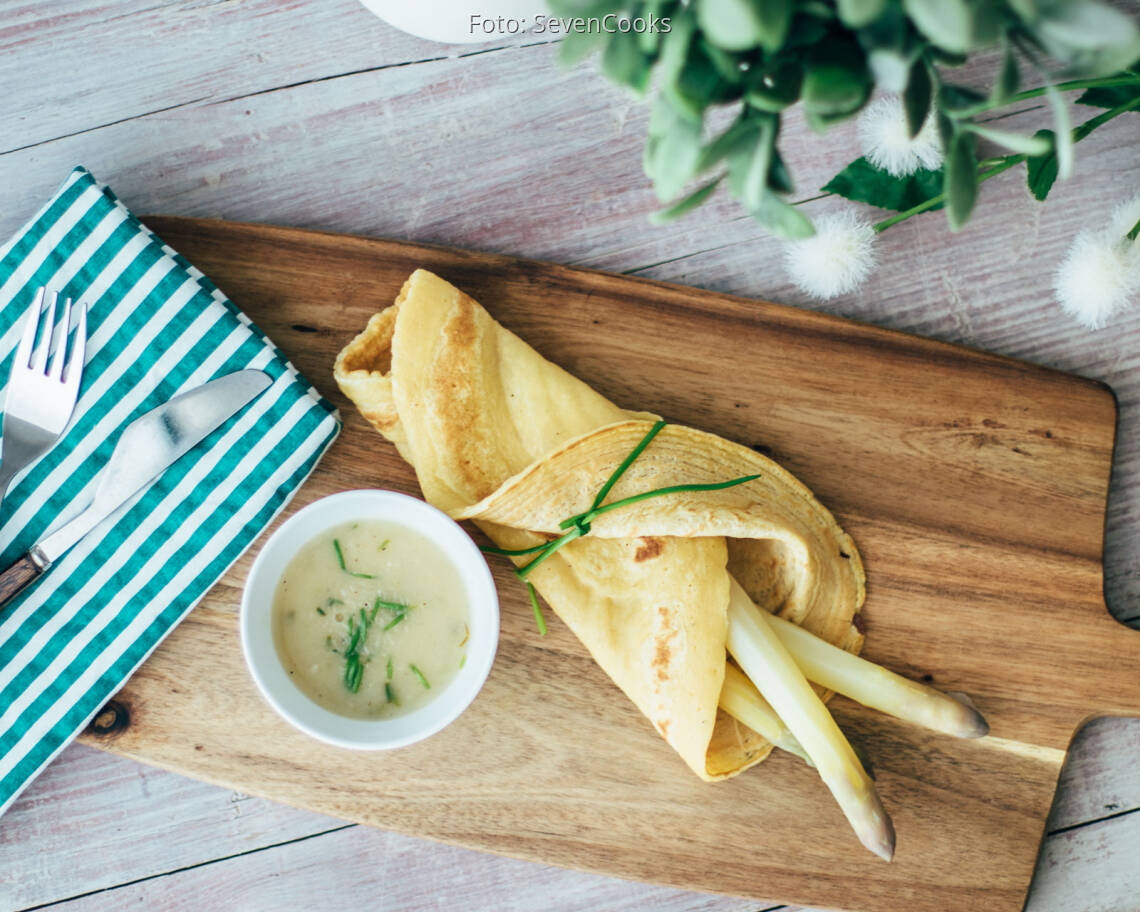 Vegetarisches Gericht: Pfannkuchen mit Spargel