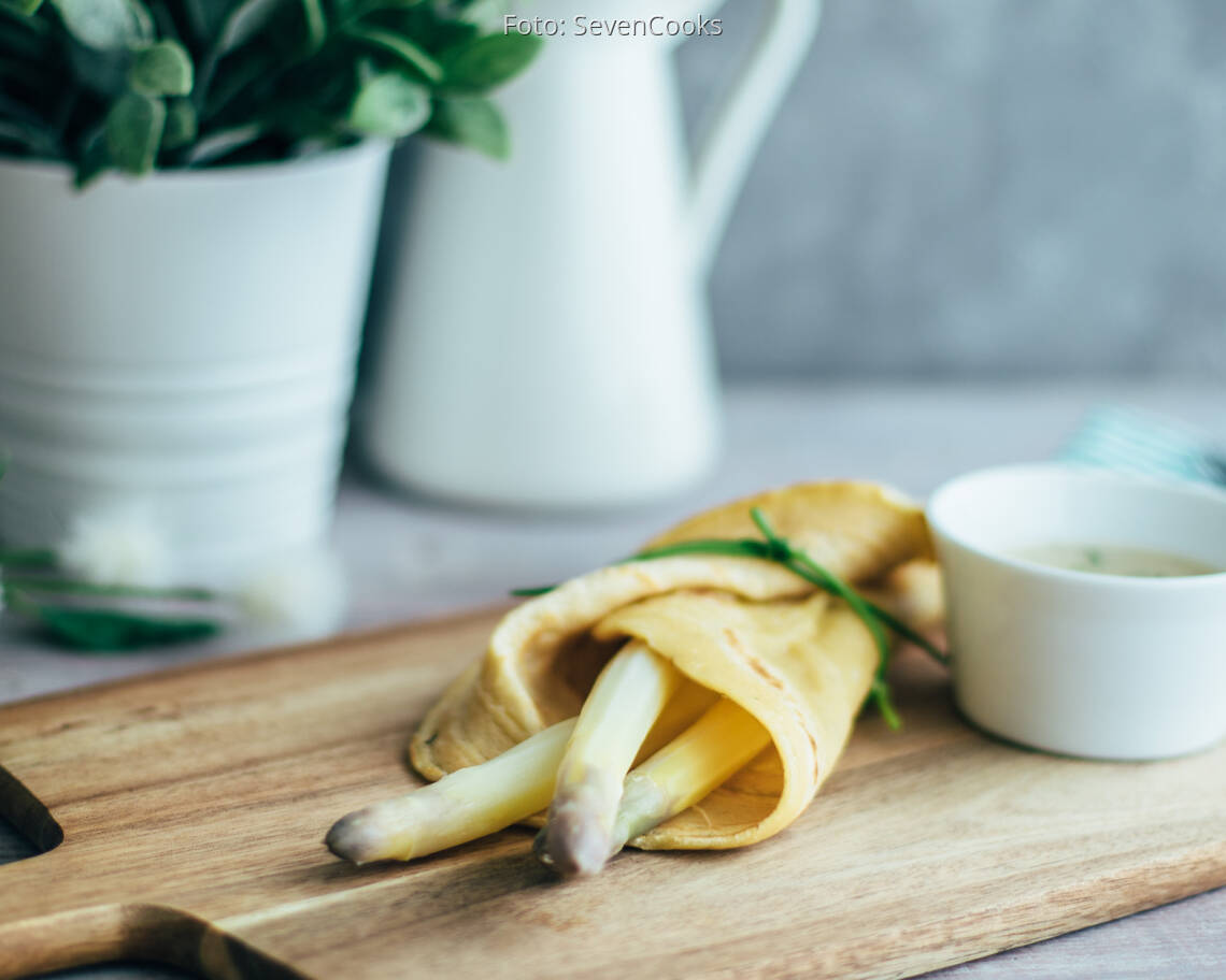 Vegetarisches Gericht: Pfannkuchen mit Spargel