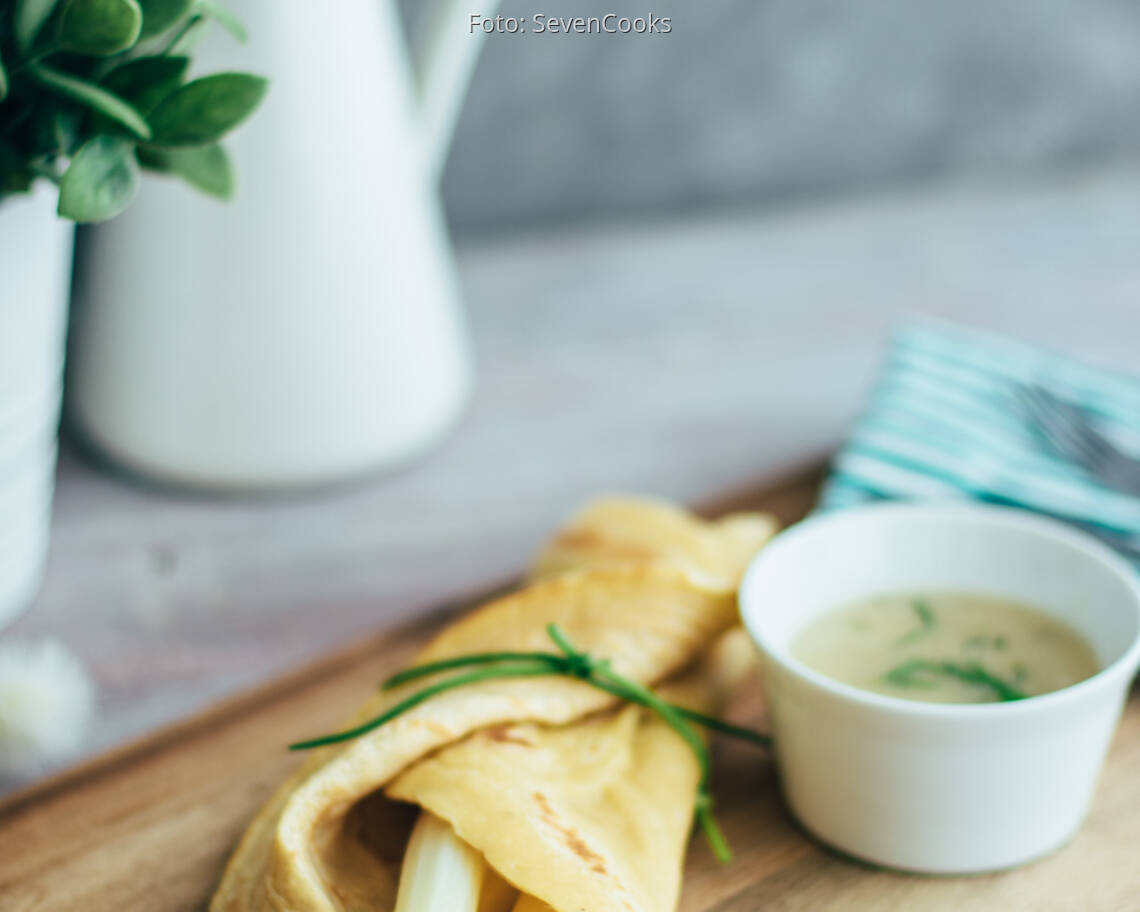 Vegetarisches Gericht: Pfannkuchen mit Spargel