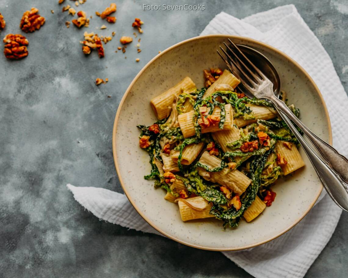Vegetarisches Gericht: Walnuss-Wirsing-Pfanne mit Nudeln