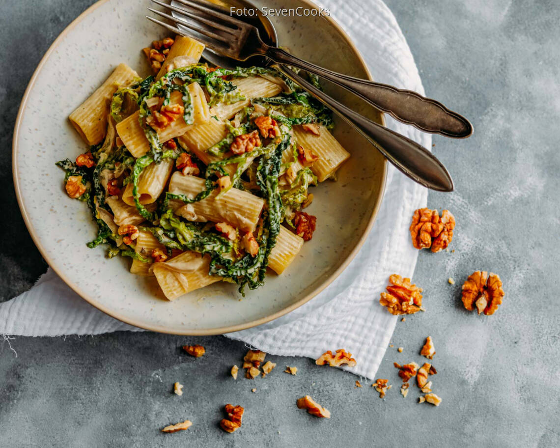 Vegetarisches Gericht: Walnuss-Wirsing-Pfanne mit Nudeln 1