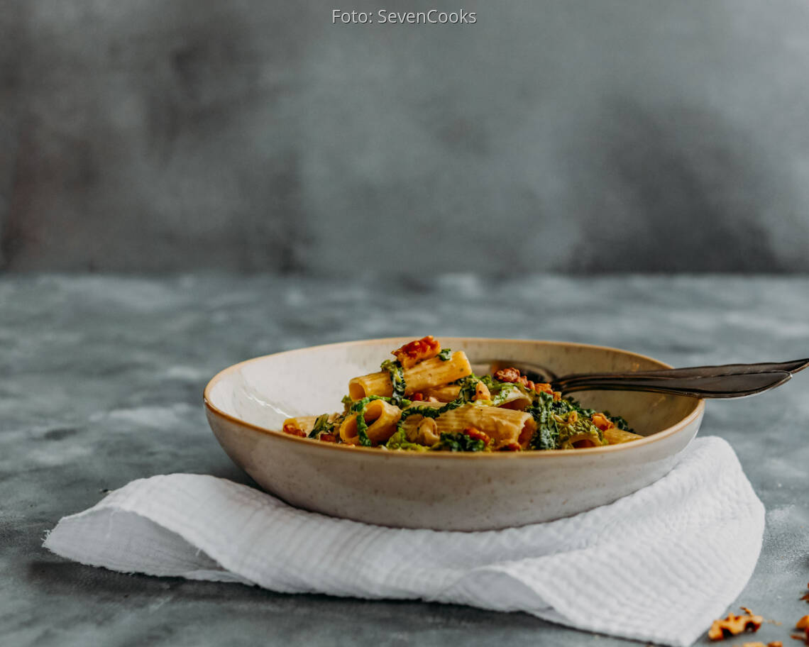 Vegetarisches Gericht: Walnuss-Wirsing-Pfanne mit Nudeln 2