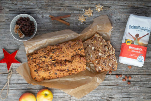 Selbst gebackenes Apfelbrot auf einem Holzbrett
