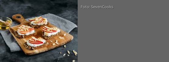 Rezeptbild für "Apfel-Hüttenkäse-Brote mit Mandelsplitter"