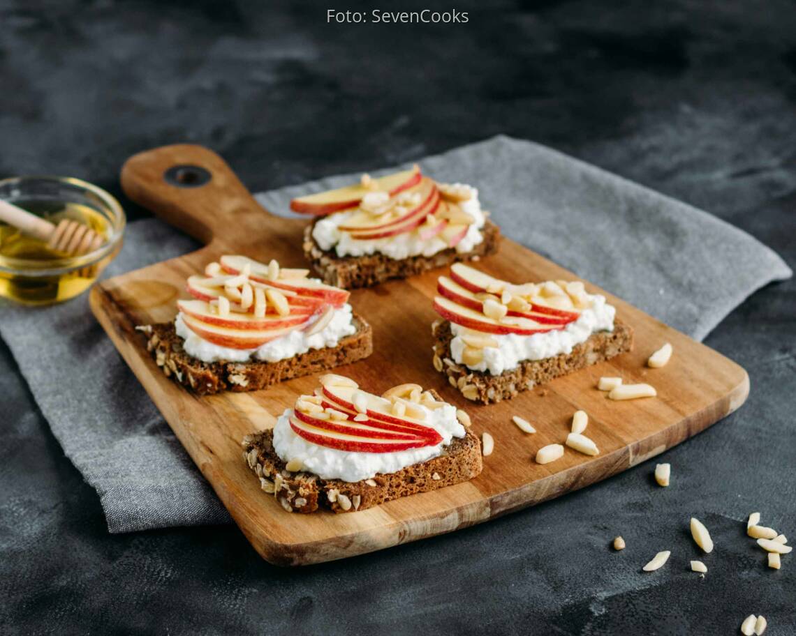 Vegetarisches Rezept: Apfel-Hüttenkäse-Brötchen mit Mandelsplitter
