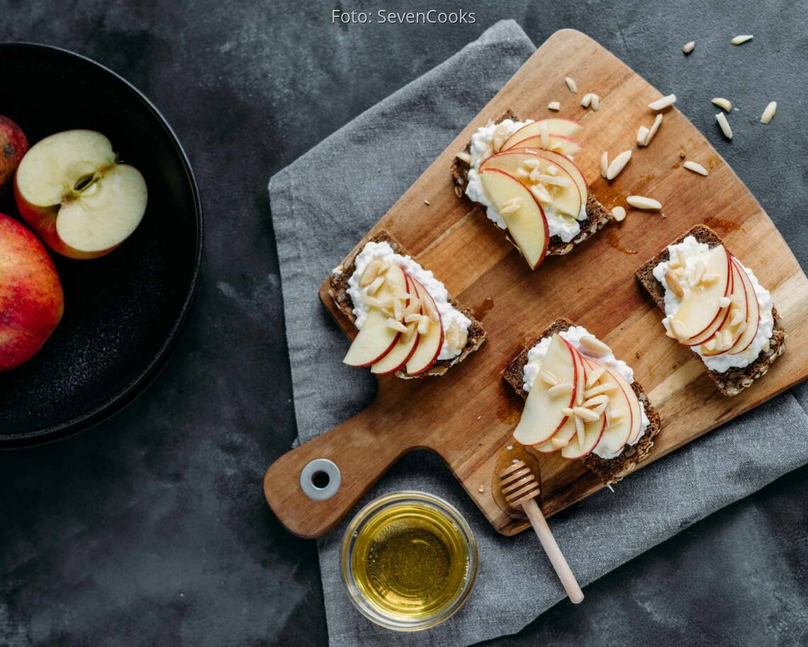 Vegetarisches Rezept: Apfel-Hüttenkäse-Brötchen mit Mandelsplitter