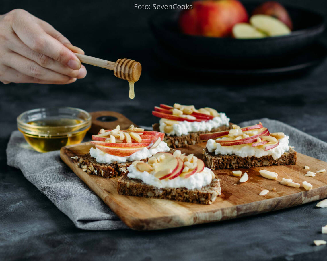 Vegetarisches Rezept: Apfel-Hüttenkäse-Brötchen mit Mandelsplitter