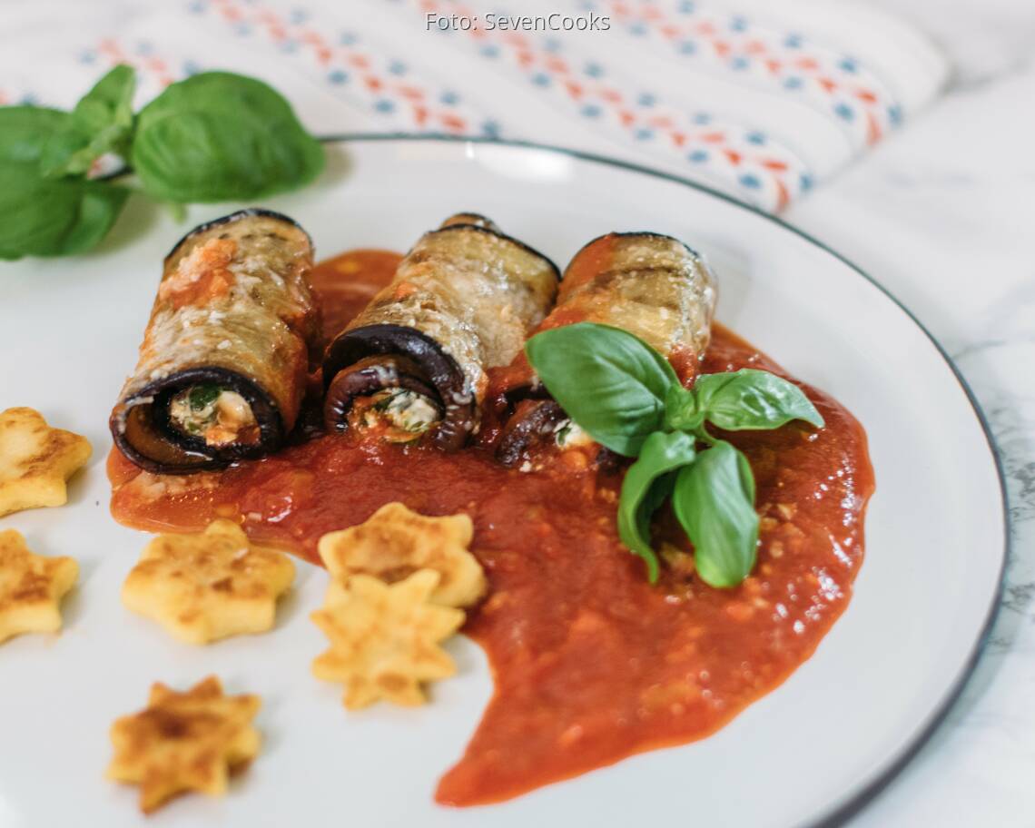 Vegetarisches Rezept: Aubergineninvoltini mit Spinat-Ricottafüllung und Gnocchi-Sternen 1