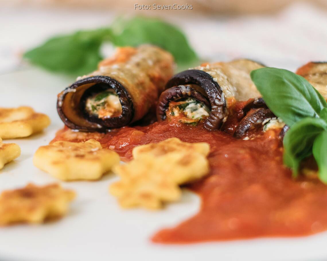 Vegetarisches Rezept: Aubergineninvoltini mit Spinat-Ricottafüllung und Gnocchi-Sternen 3