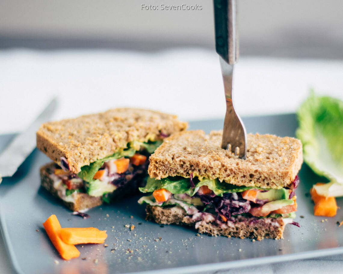 Vegetarisches Rezept: Avocado Veggie Deluxe Sandwich