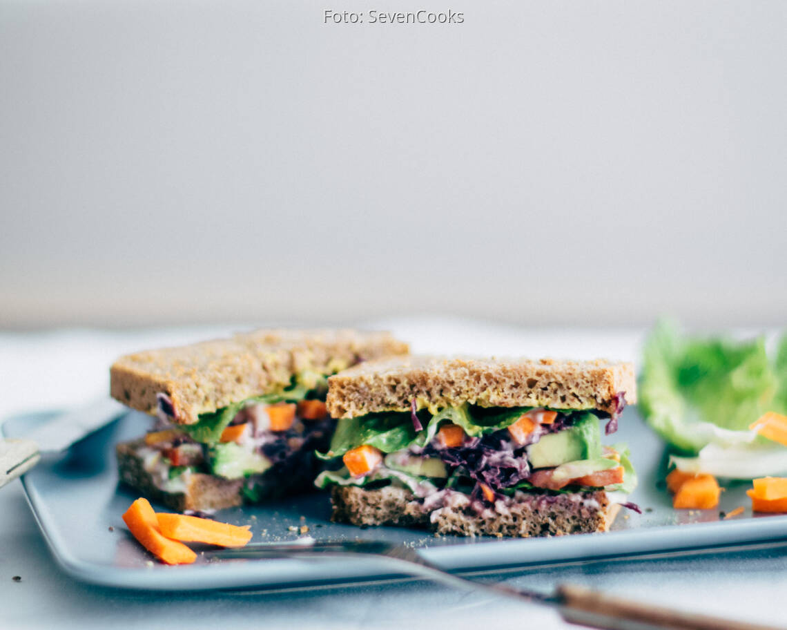 Vegetarisches Rezept: Avocado Veggie Deluxe Sandwich