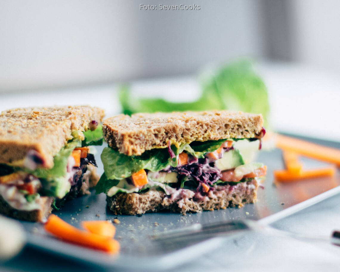 Vegetarisches Rezept: Avocado Veggie Deluxe Sandwich