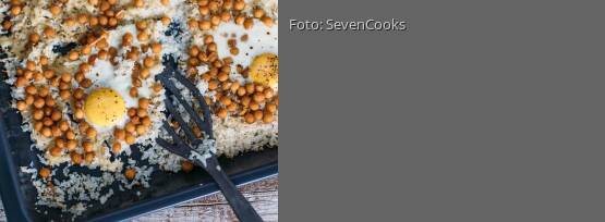 Rezeptbild für "Blumenkohlreis vom Blech mit Gouda, Backerbsen und Ei"