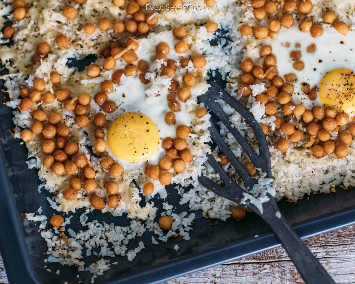 Vegetarisches Rezept: Backblech mit Gouda, Blumenkohlreis, Backerbsen und Ei