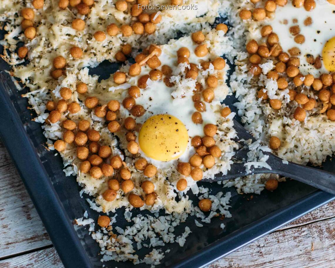 Vegetarisches Rezept: Backblech mit Gouda, Blumenkohlreis, Backerbsen und Ei