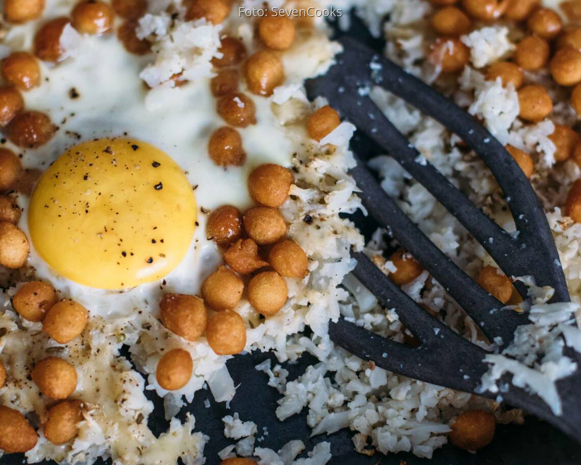 Vegetarisches Rezept: Backblech mit Gouda, Blumenkohlreis, Backerbsen und Ei