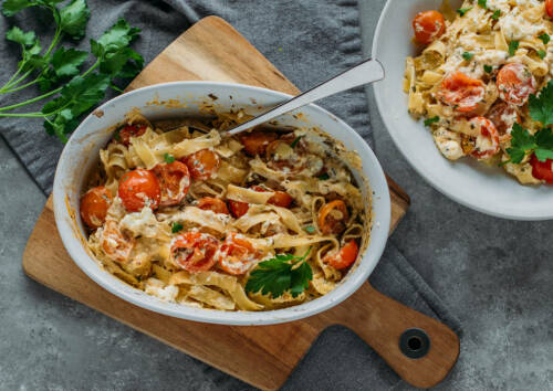 Frisch gemachte Baked-Feta-Pasta in einer Auflaufform mit Tomaten.