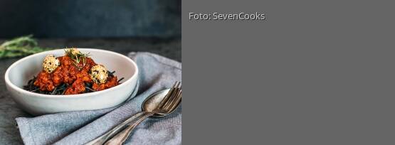 Rezeptbild für "Schwarze Bohnen Spaghetti mit Paprika-Pesto und Mozzarellabällchen"