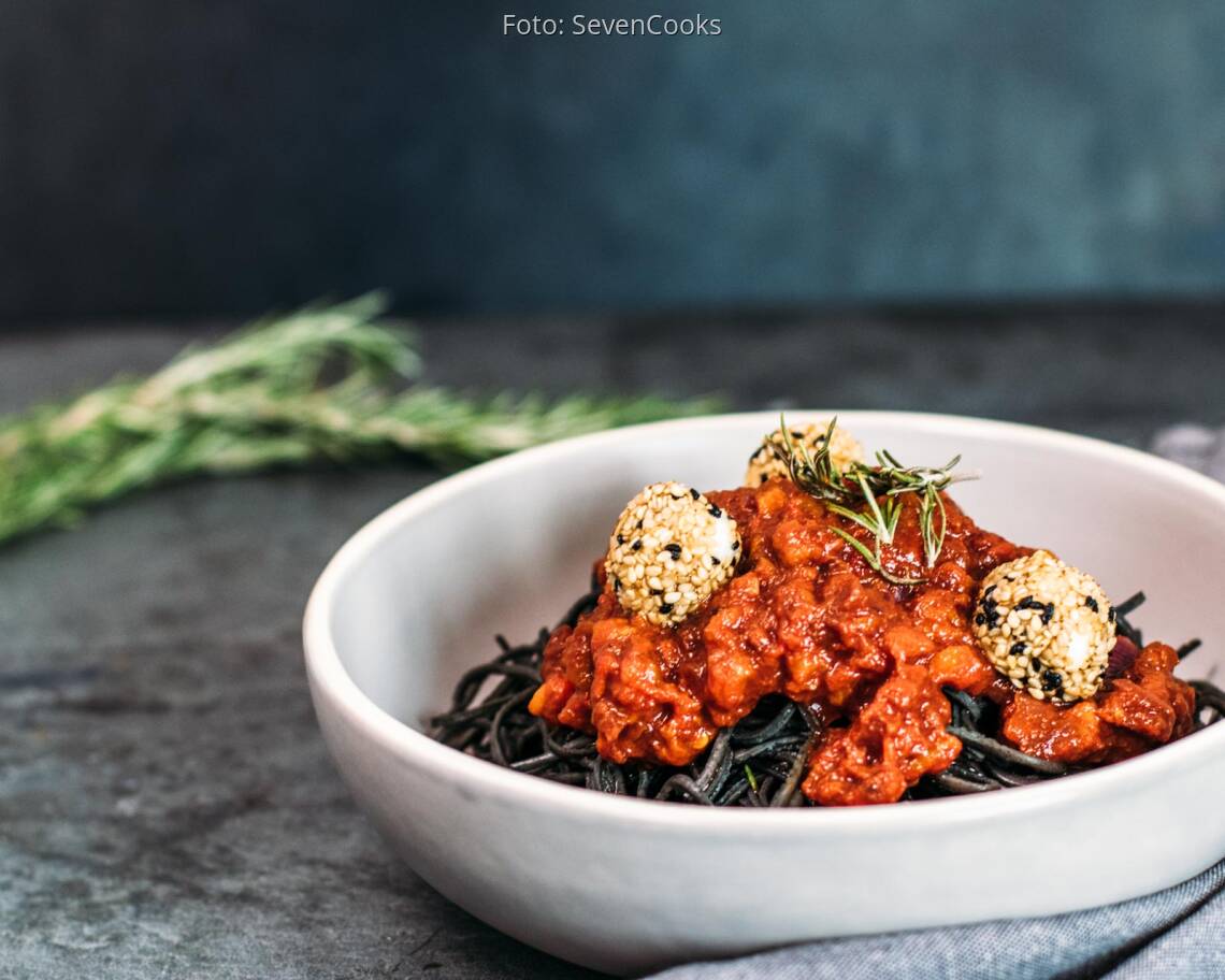 Vegetarisches Rezept: Black Bean Spaghetti mit Paprika-Pesto und panierten Mozzarellabällchen_2