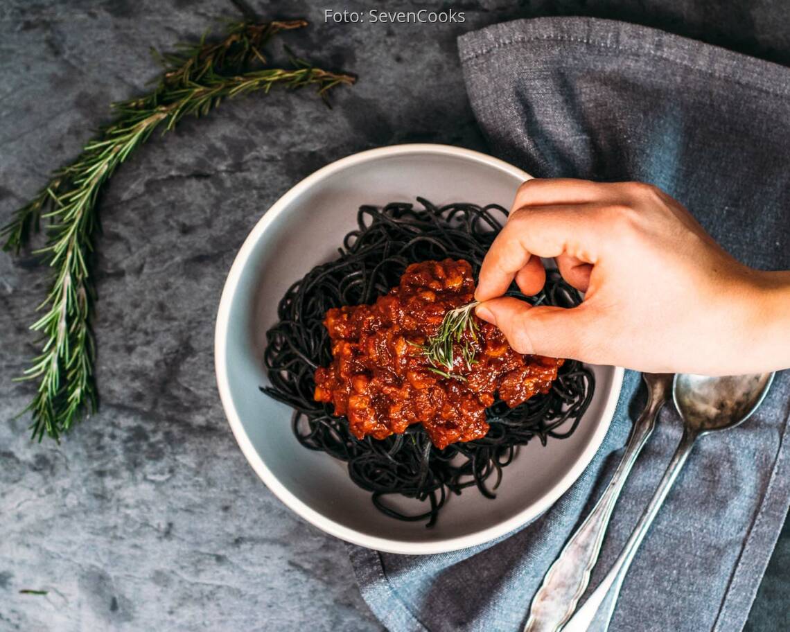 Vegetarisches Rezept: Black Bean Spaghetti mit Paprika-Pesto und panierten Mozzarellabällchen_3