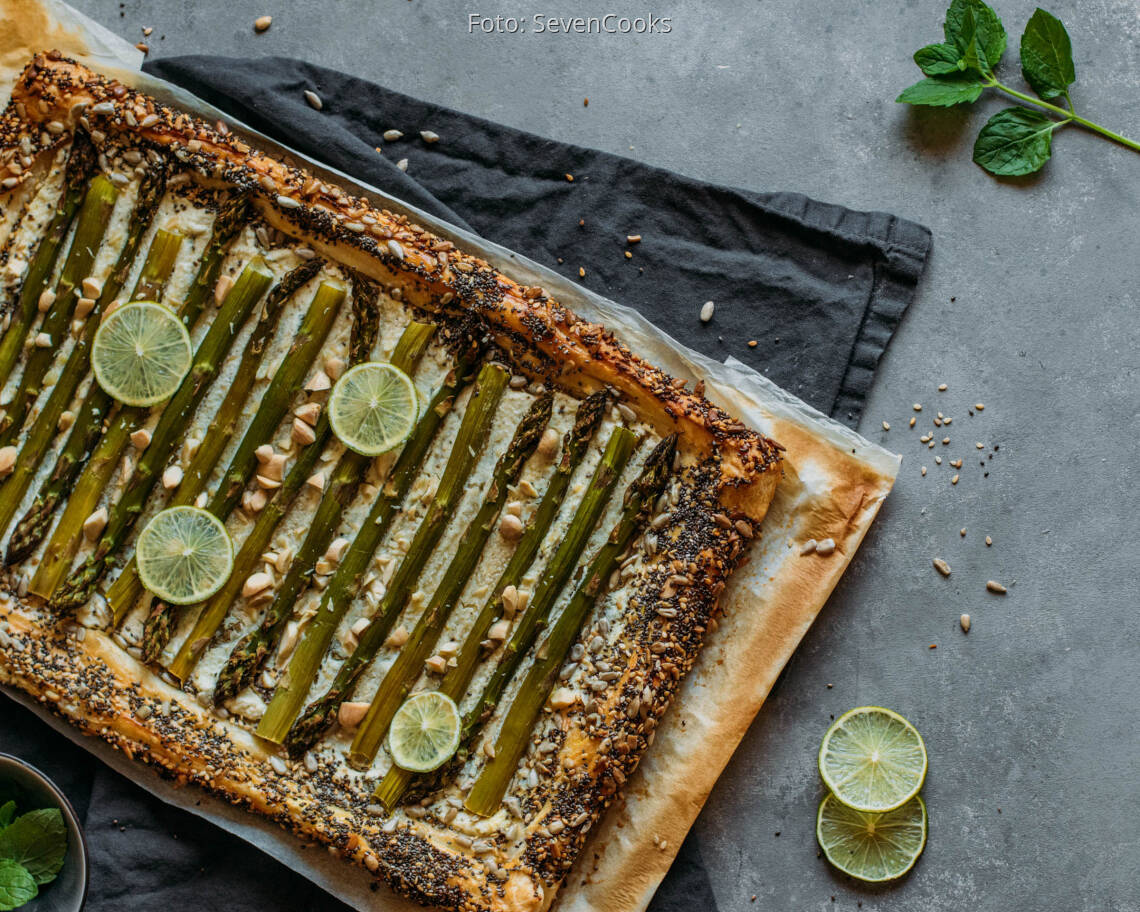 Vegetarisches Rezept: Blätterteig-Flammkuchen mit grünem Spargel