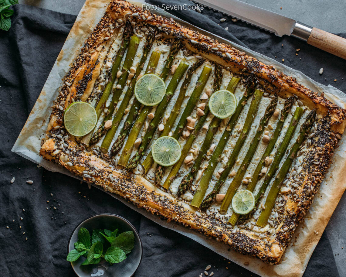 Vegetarisches Rezept: Blätterteig-Flammkuchen mit grünem Spargel