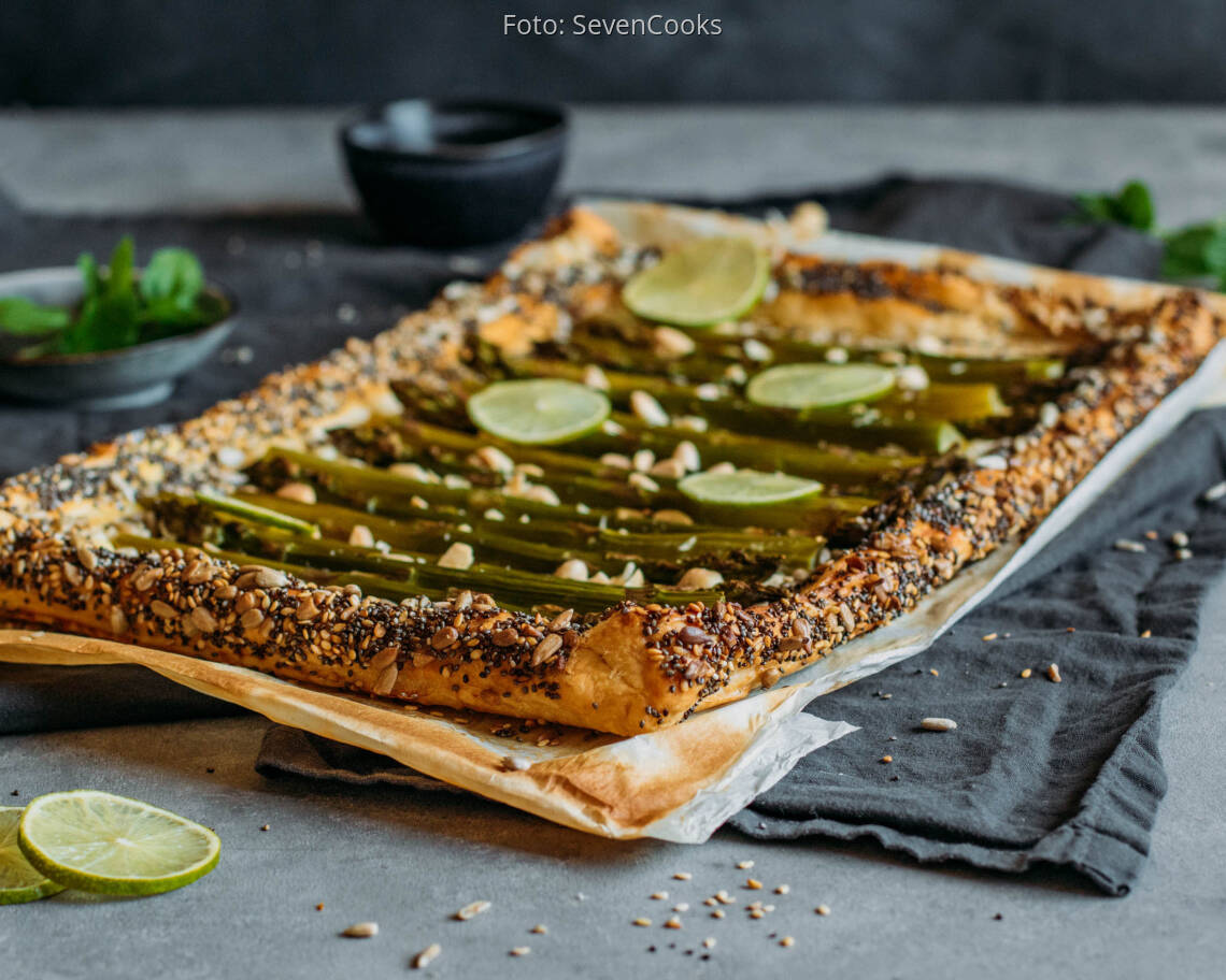Vegetarisches Rezept: Blätterteig-Flammkuchen mit grünem Spargel