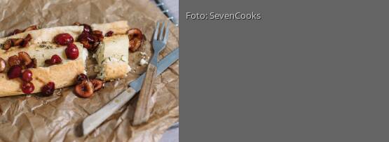 Rezeptbild für "Blätterteig-Käse-Strudel mit Kirschen und Thymian"