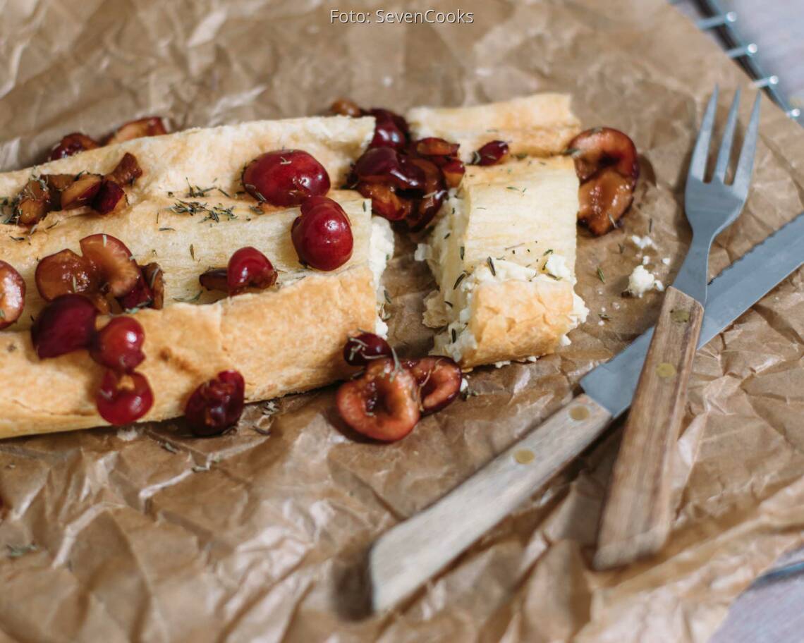 Vegetarisches Rezept: Blätterteig-Käse-Strudel mit Kirschen und Thymian_1