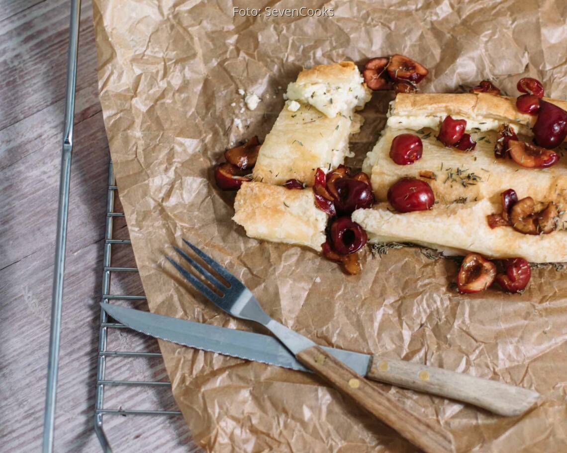 Vegetarisches Rezept: Blätterteig-Käse-Strudel mit Kirschen und Thymian_2