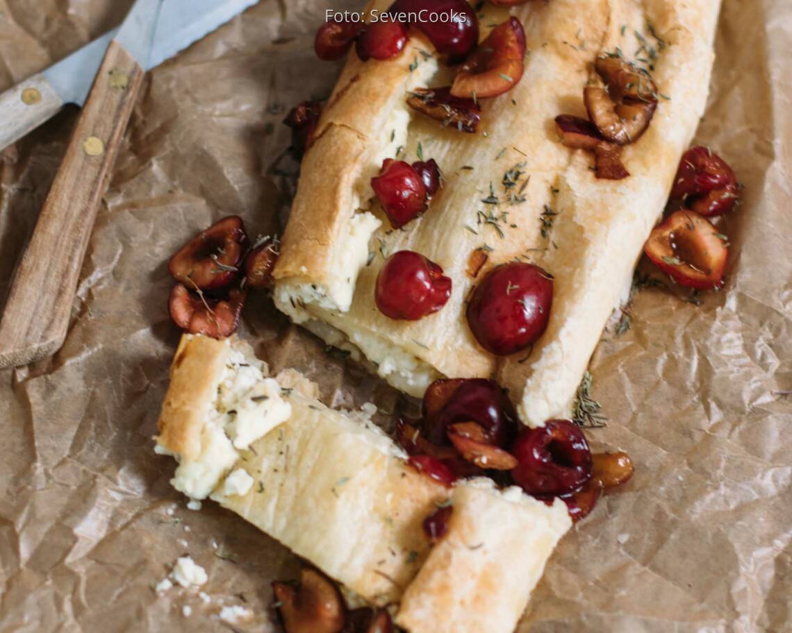 Vegetarisches Rezept: Blätterteig-Käse-Strudel mit Kirschen und Thymian_3
