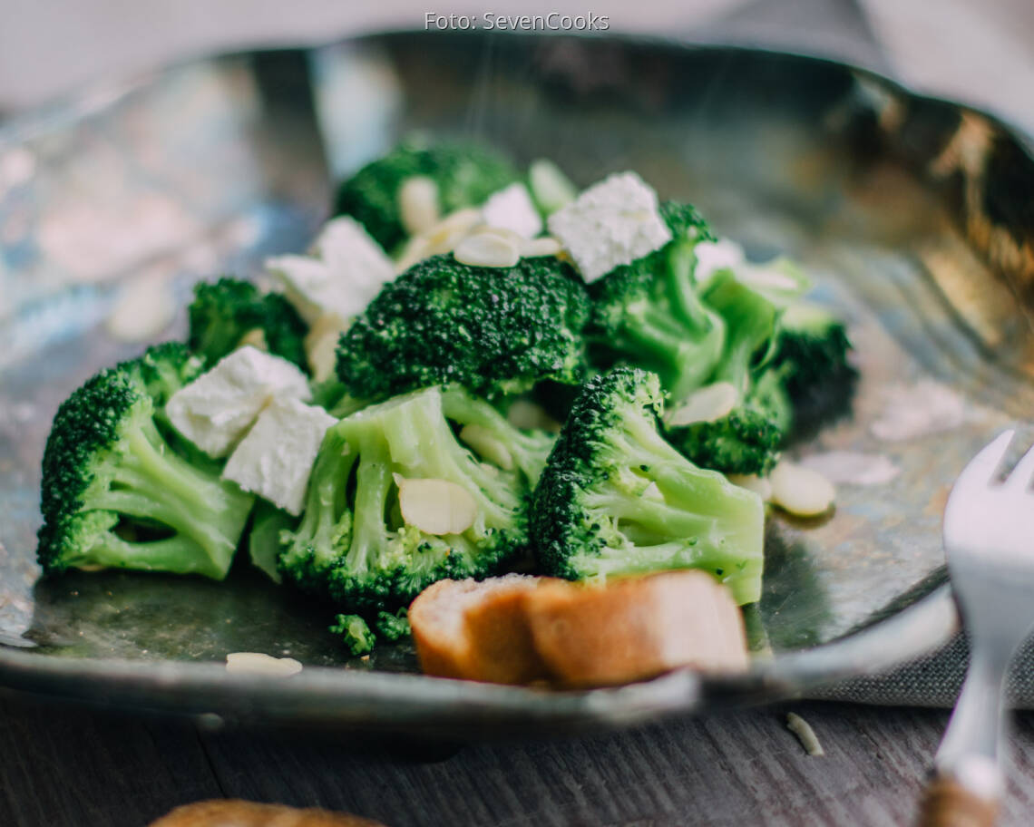 Fertiges Rezept: Brokkoli mit Mandelblättchen und Feta_2