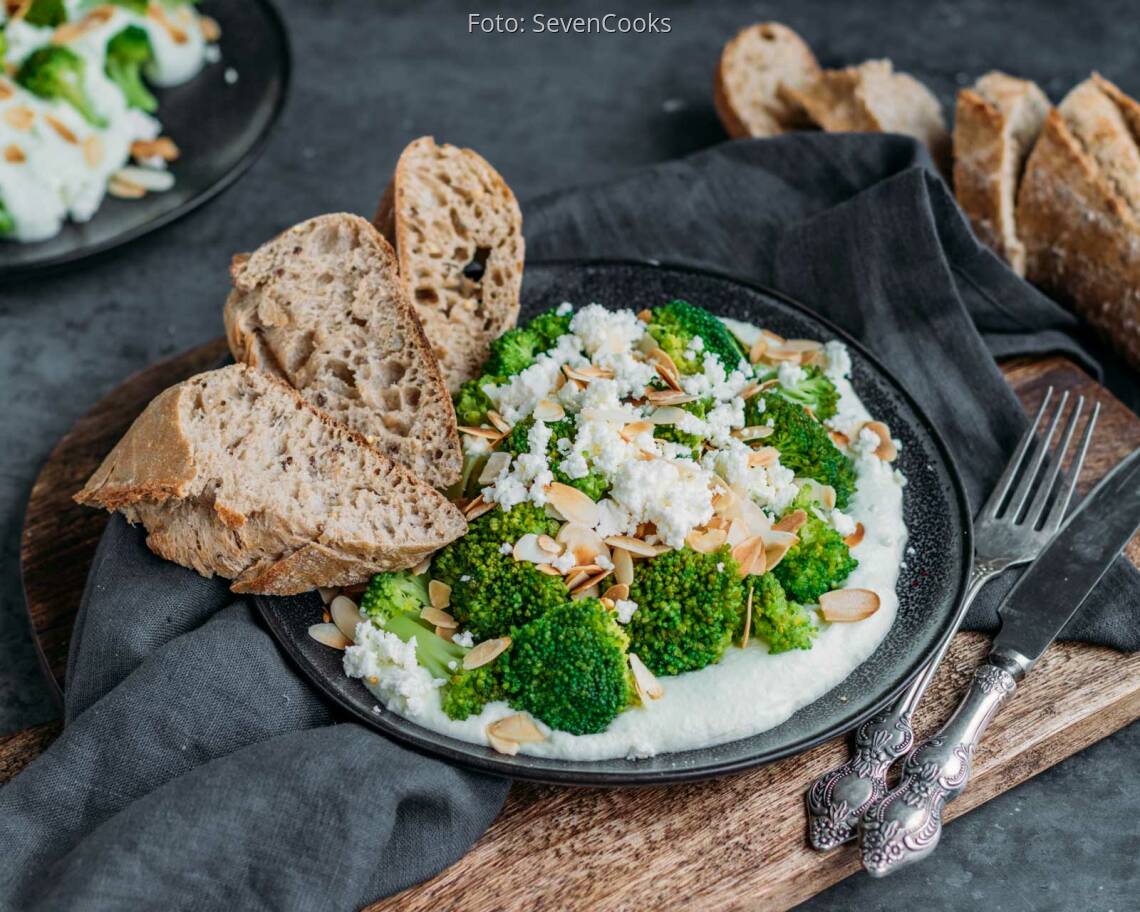 Vegetarisches Rezept: Brokkoli mit Mandelblättchen und Feta 2