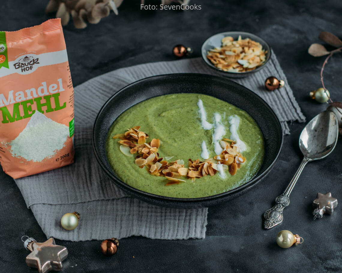 Vegetarisches Rezept: Brokkoli-Mandel-Cremesuppe 2 Weihnachtsmenü