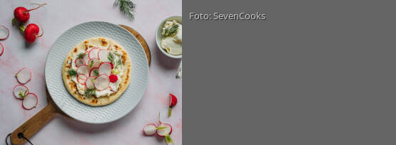 Rezeptbild für "Brot aus der Pfanne mit Frischkäse und Radieschen"