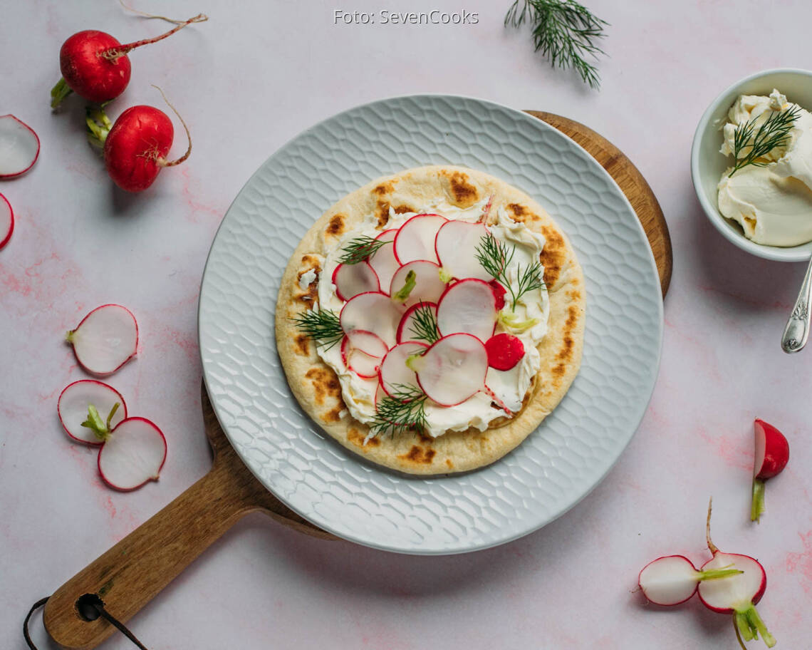 Vegetarisches Rezept: Brot aus der Pfanne mit Frischkäse und Radieschen_1
