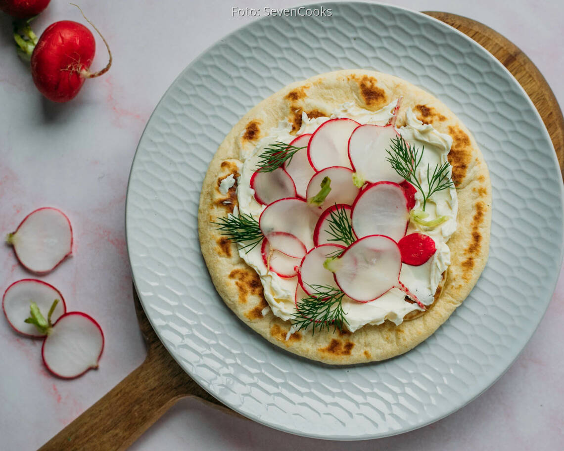 Vegetarisches Rezept: Brot aus der Pfanne mit Frischkäse und Radieschen_2