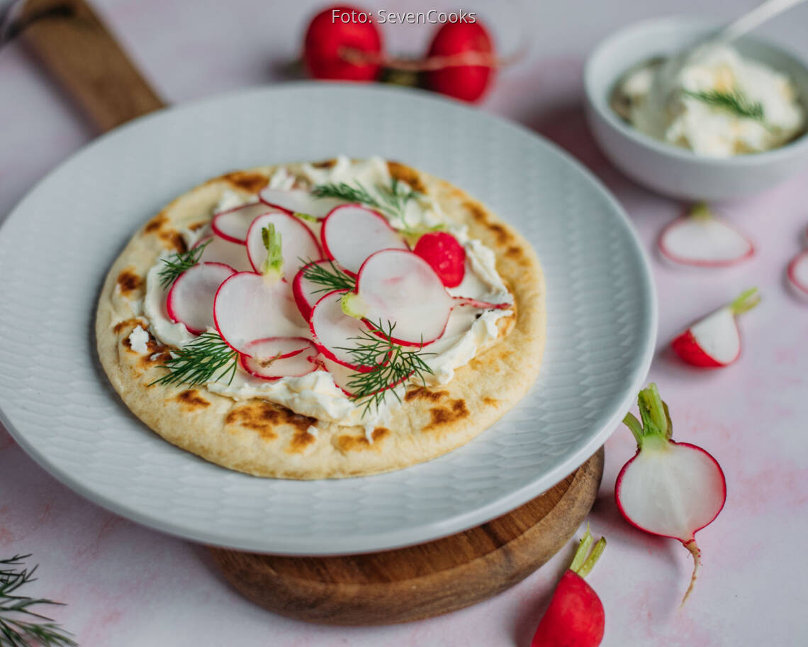 Vegetarisches Rezept: Brot aus der Pfanne mit Frischkäse und Radieschen_3