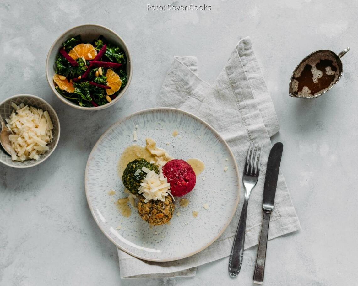 Vegetarisches Rezept: Bunte Knödel mit Nussbutter und Wintersalat 1