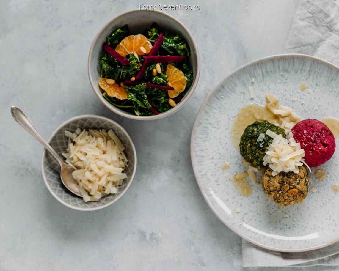 Vegetarisches Rezept: Bunte Knödel mit Nussbutter und Wintersalat 2