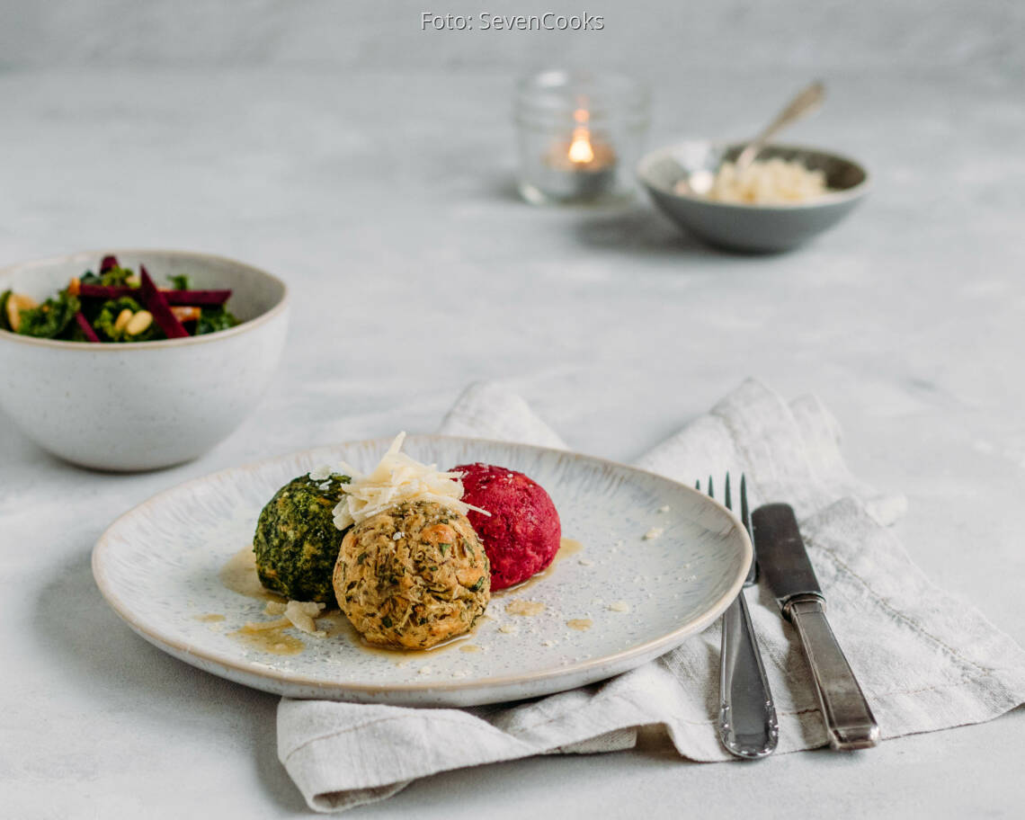 Vegetarisches Rezept: Bunte Knödel mit Nussbutter und Wintersalat 3