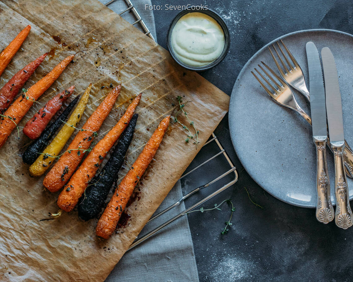 Vegetarisches Rezept: Bunte Möhren aus dem Ofen