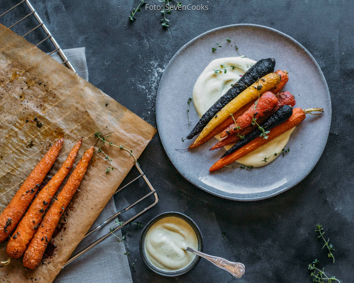 Vegetarisches Rezept: Bunte Möhren aus dem Ofen