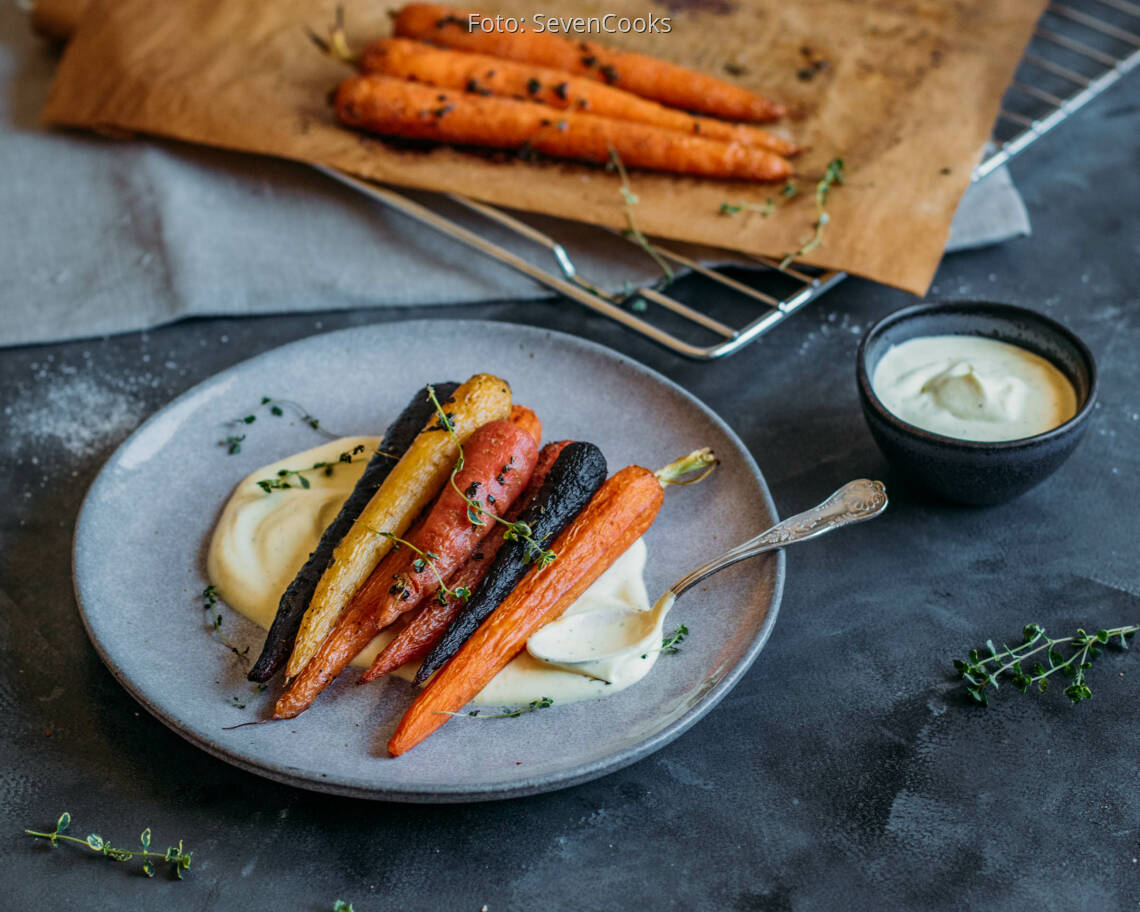 Vegetarisches Rezept: Bunte Möhren aus dem Ofen